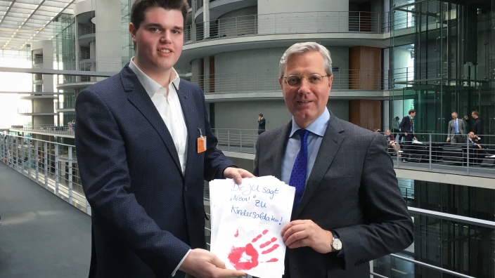 Benedikt Bungarten und Dr. Norbert Röttgen MdB (v.l.) bei der Übergabe der roten Handabdrücke im Bundestag, Paul-Löbe-Haus.